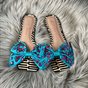 EUC Betsey Johnson Turquoise and Pink Bow Slides sz 6